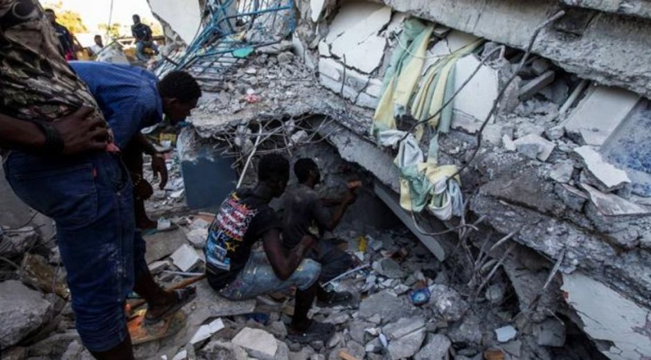 Ralph Tedy / REUTERS Personas buscando supervivientes en una edificación destruida