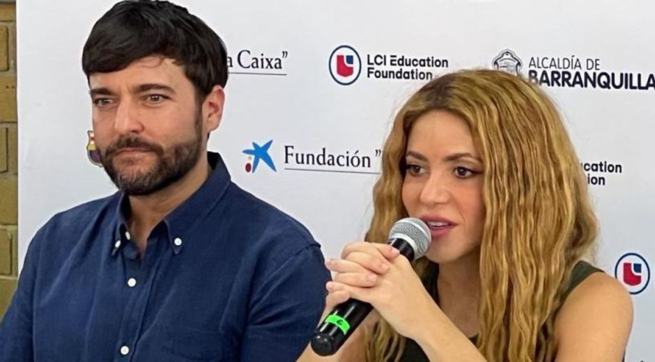 Zona Cero Shakira dando declaraciones en rueda de prensa. La acompaña el Alcalde Jaime Pumarejo.