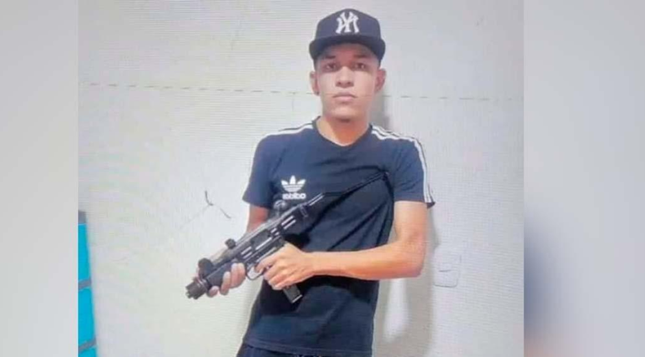 Cortesía. Jorge Luis Padilla Mejía posando con una arma de largo alcance.