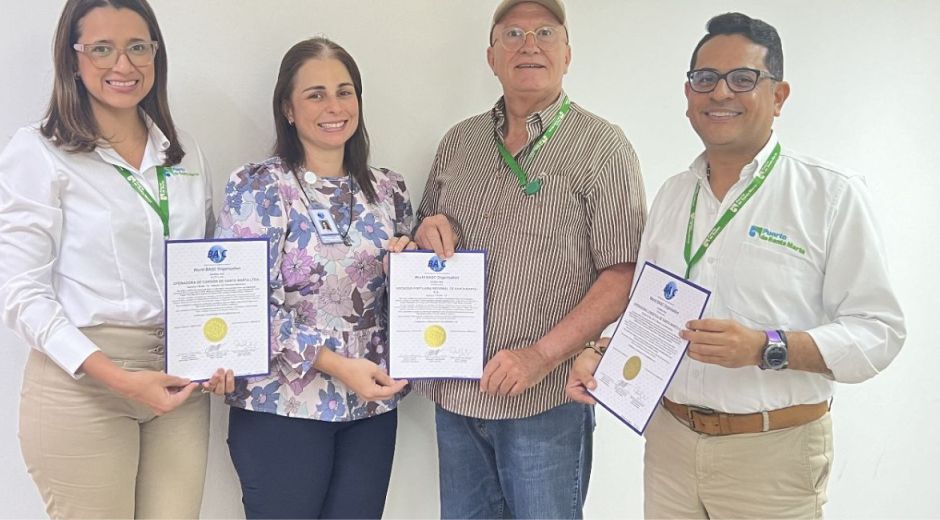 Cortesía Directivas de Puerto recibiendo la recertificación.