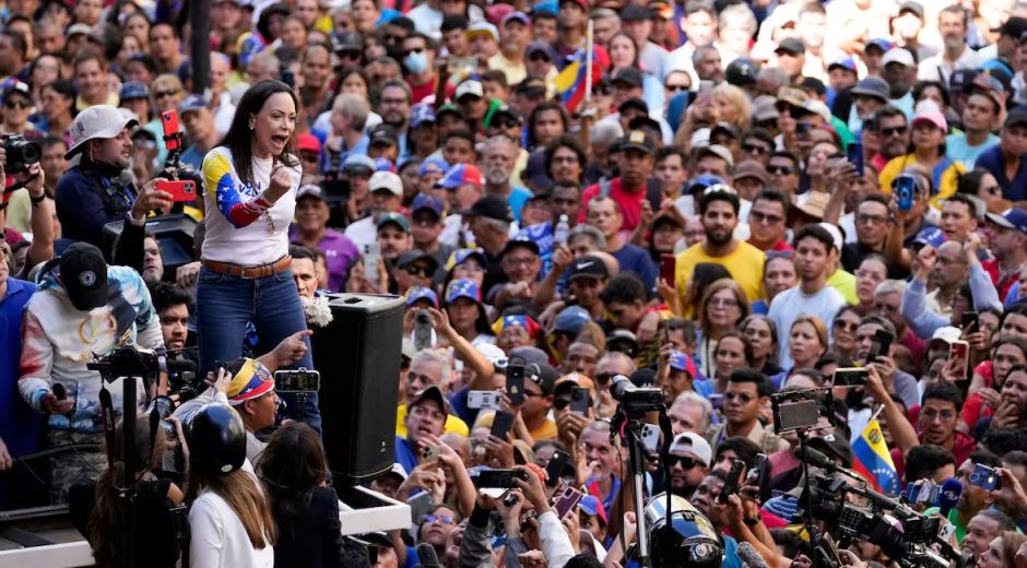El País. Equipo de María Corina Machado denuncia que la líder ha sido interceptada “de forma violenta”.