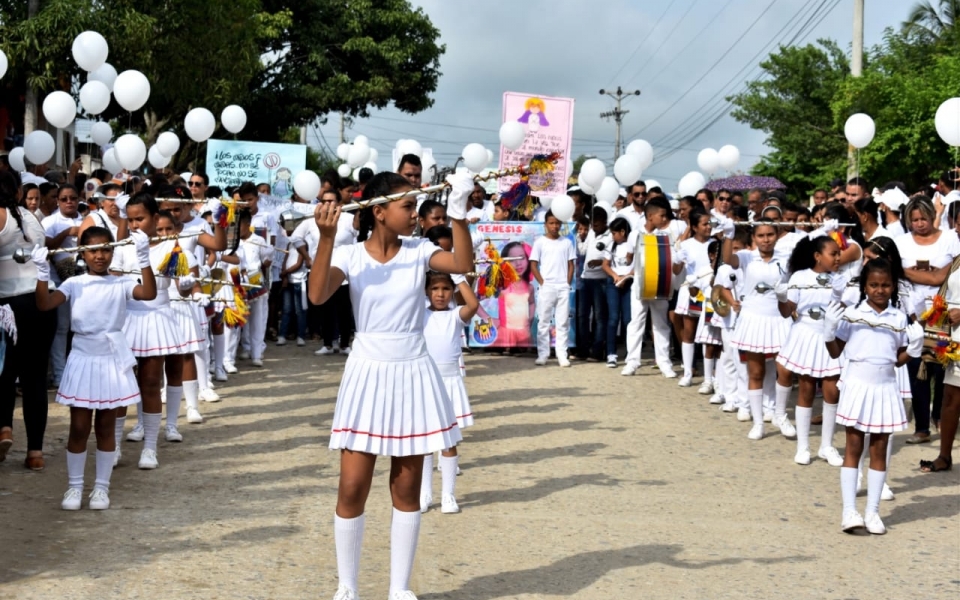 Niños de la banda de paz le rindieron homenaje. 