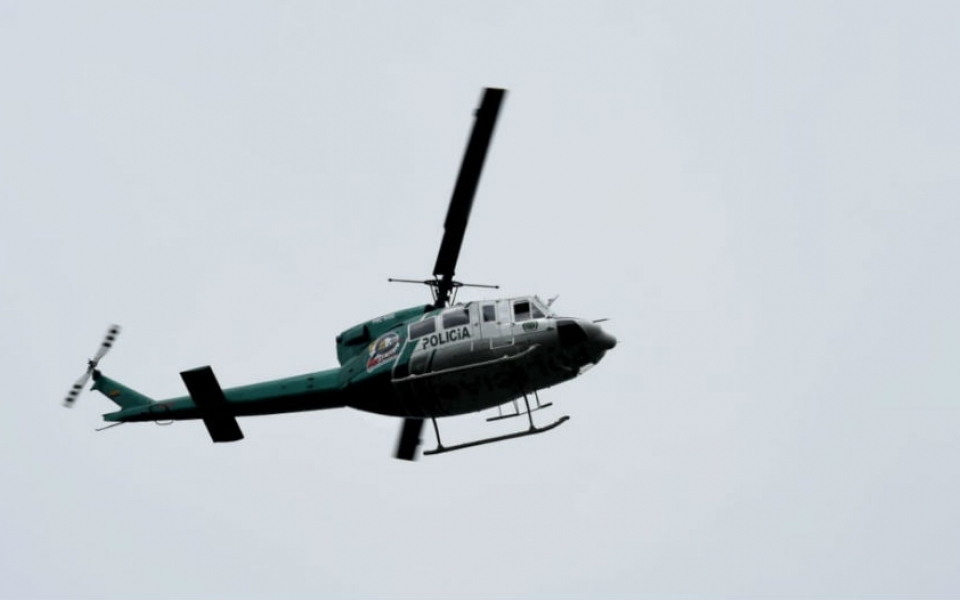 Gobernación del Magdalena Helicóptero de la Policía, sobrevolando el área rural de Santa Marta.