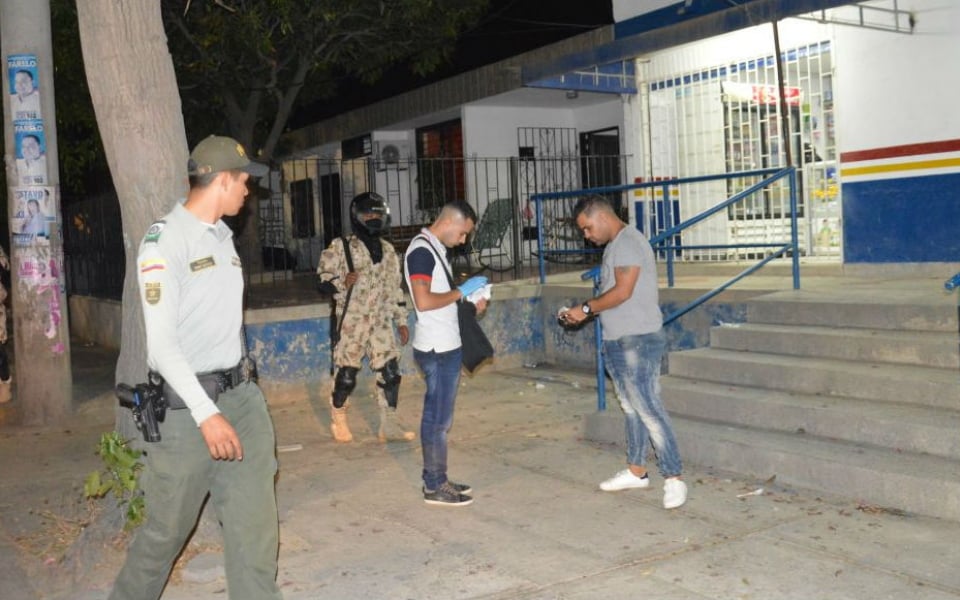 seguimiento.co Durante la noche del sábado se tomaron la calle 22 con carrera 19.