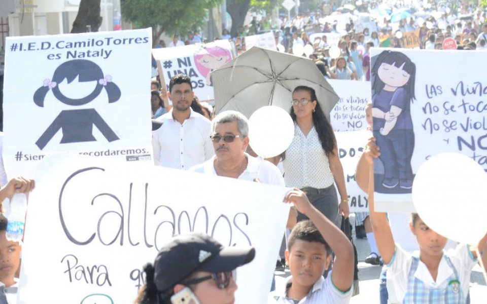 La comunidad se hizo sentir con su voz y sus pancartas alusivas.